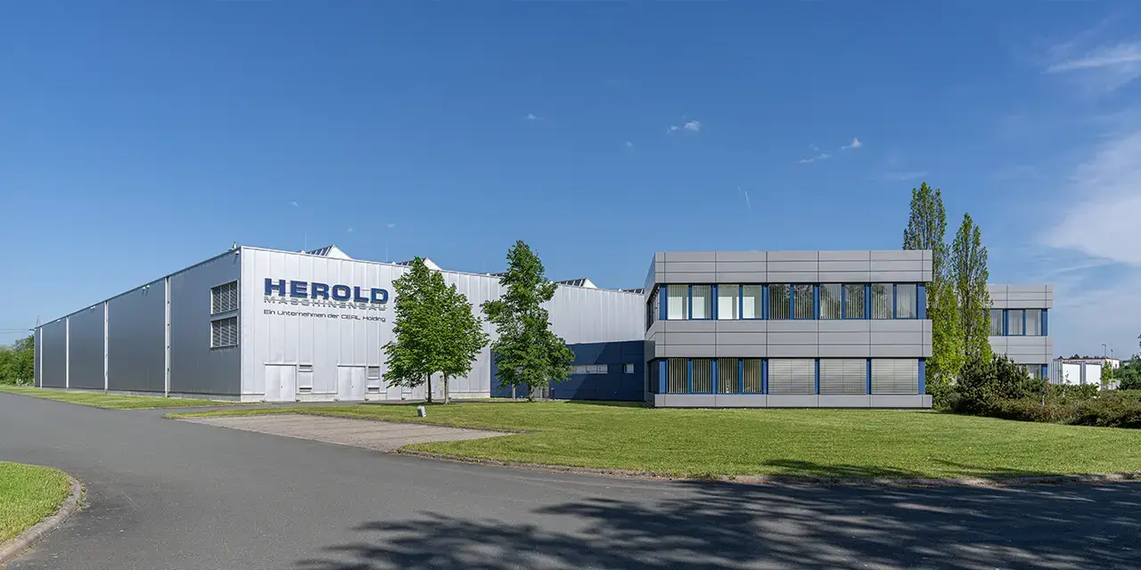 Firmengebäude von HEROLD Maschinenbau im Gewerbegebiet Neuensalz