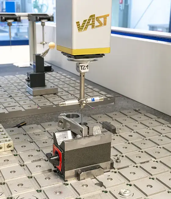 Tastkopf einer 3D-Koordinatenmessmaschine prüft ein eingespanntes Werkstück